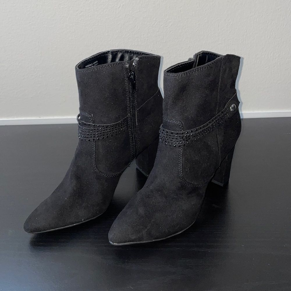 AM by Ann Marino Black Wilma Women's Faux Suede Leather Heeled Booties Size 6